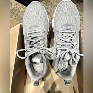 NWT adidas Women's Qt Racer 2.0 Running Shoe. Size 7.5